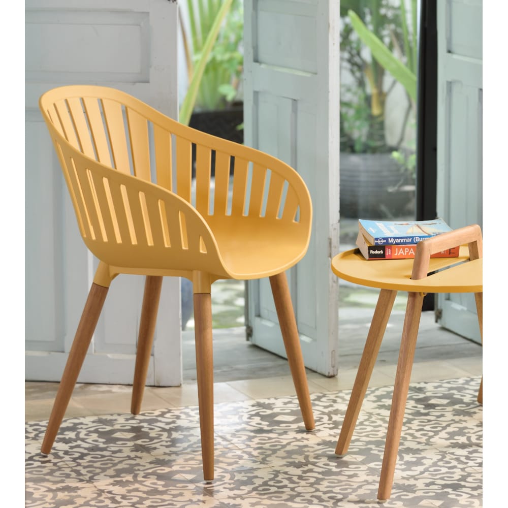 Set de 2 sillas color naranja de plástico y madera 54x54x79cm